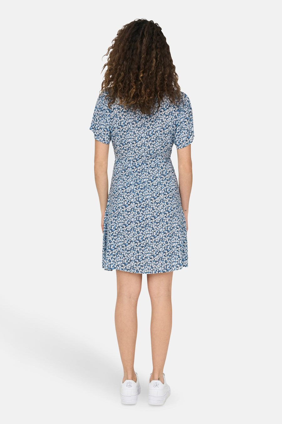 Korte blauwe jurk met korte mouwen van ONLY® met wit en lichtblauw bloemenpatroon, elastische taille, achterzicht.