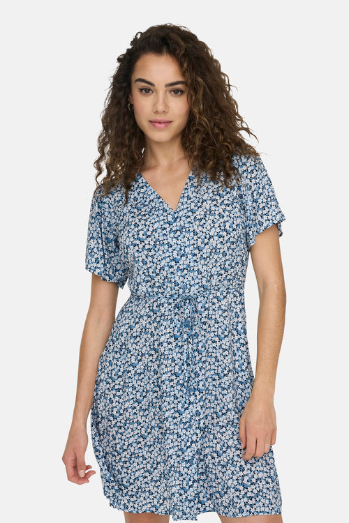 Robe à manches courtes bleue de ONLY® avec motif floral blanc, col en V et taille nouée.