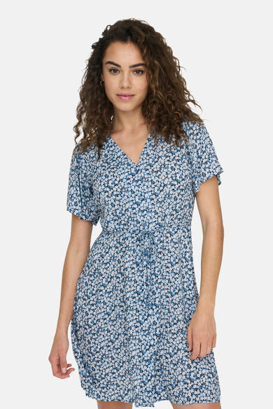 Blauwe jurk met korte mouwen van ONLY® met wit bloemenpatroon, V-hals en strikdetail in de taille.