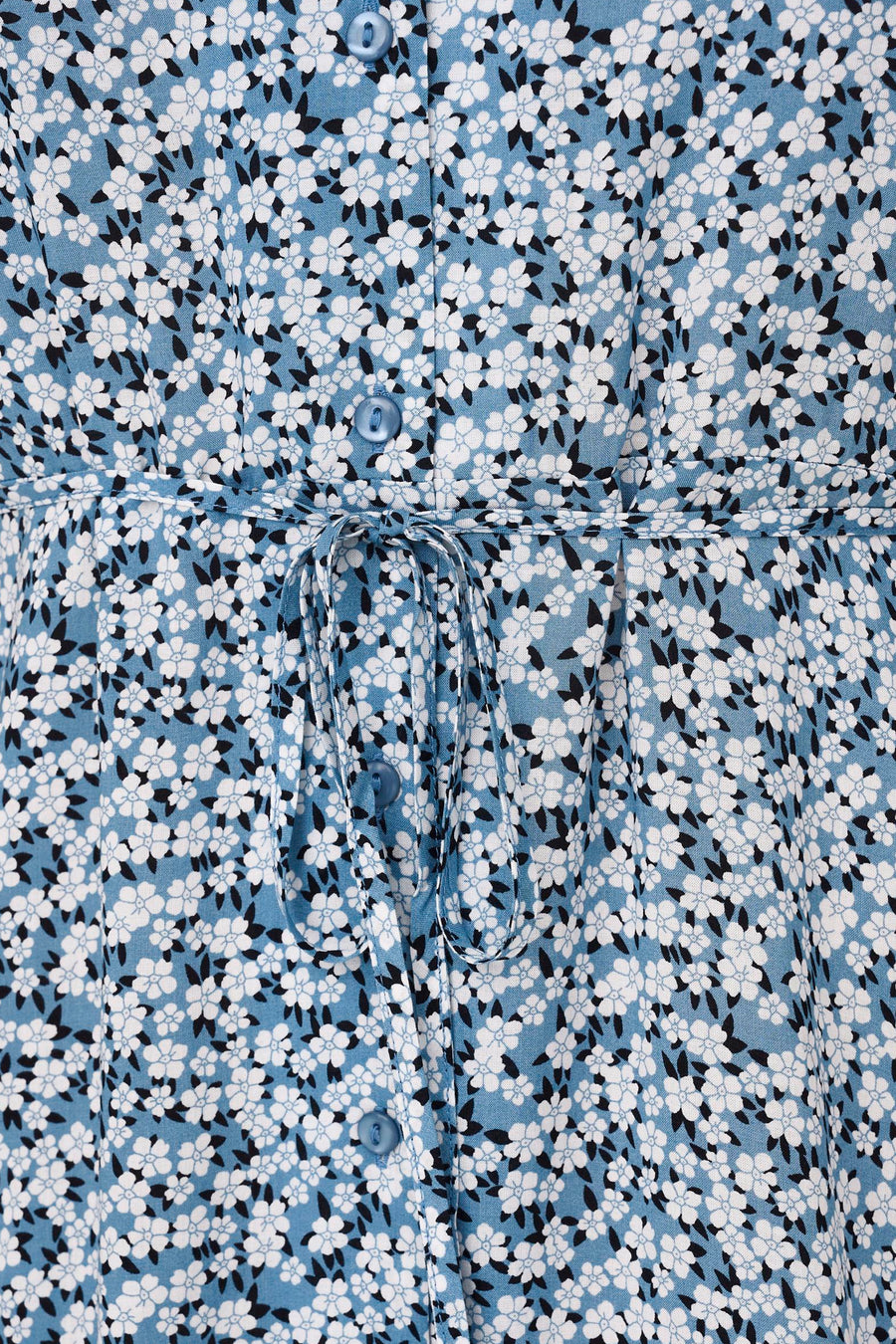 Blauwe jurk met korte mouwen van ONLY® met zwart-wit bloemenpatroon, met een knoopsluiting en een strikceintuur in de taille.