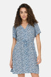 Blauwe jurk met korte mouwen van ONLY® met kleine witte bloemetjes, V-hals, knoopsluiting aan de voorkant en met strikceintuur.