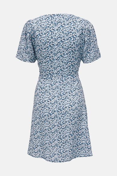 Korte blauwe jurk van ONLY® met korte mouwen, wit en blauw bloemenpatroon, achterzicht.