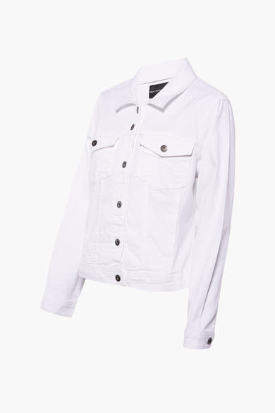 Veste en jean blanche de CARMAKOMA, avec poches poitrine à rabat et boutons métalliques foncés.