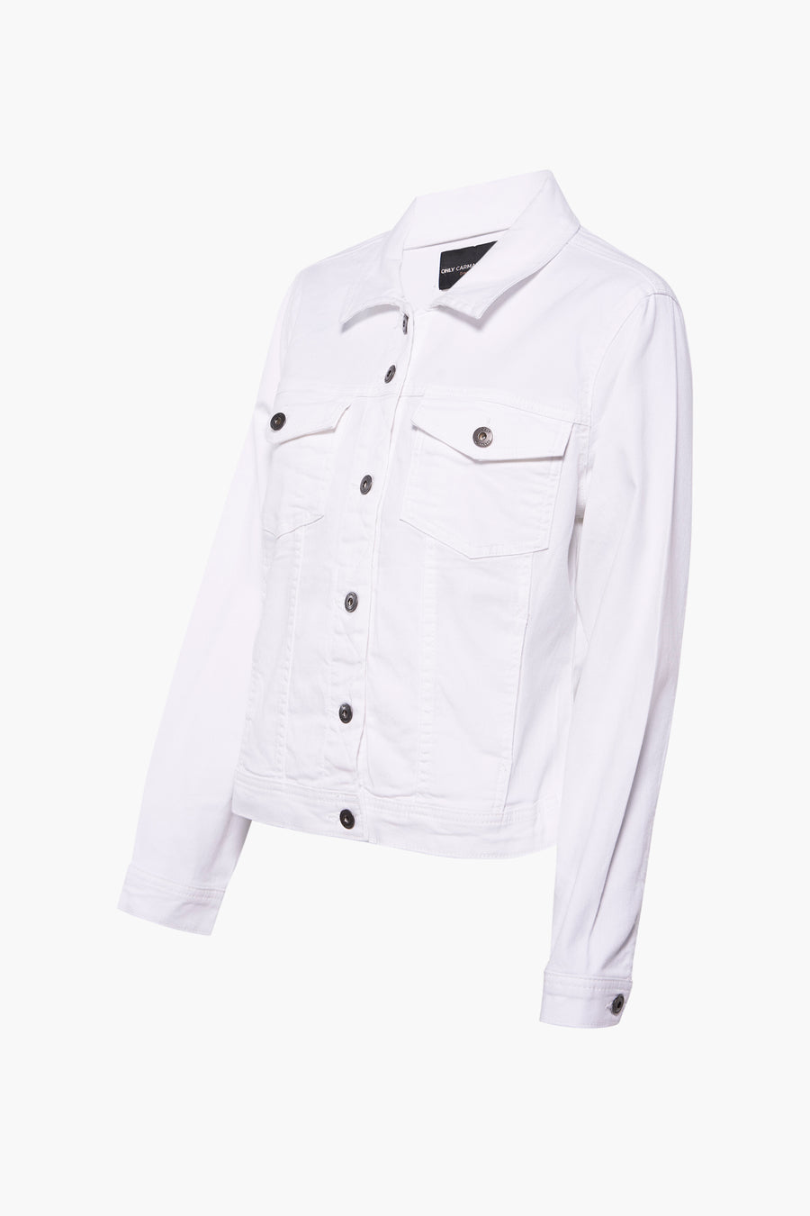 Veste en jean blanche de CARMAKOMA, avec poches poitrine à rabat et boutons métalliques foncés.