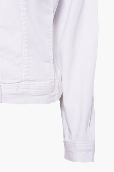 Veste en jean blanche de CARMAKOMA, détail de couture et poignet boutonné en denim.