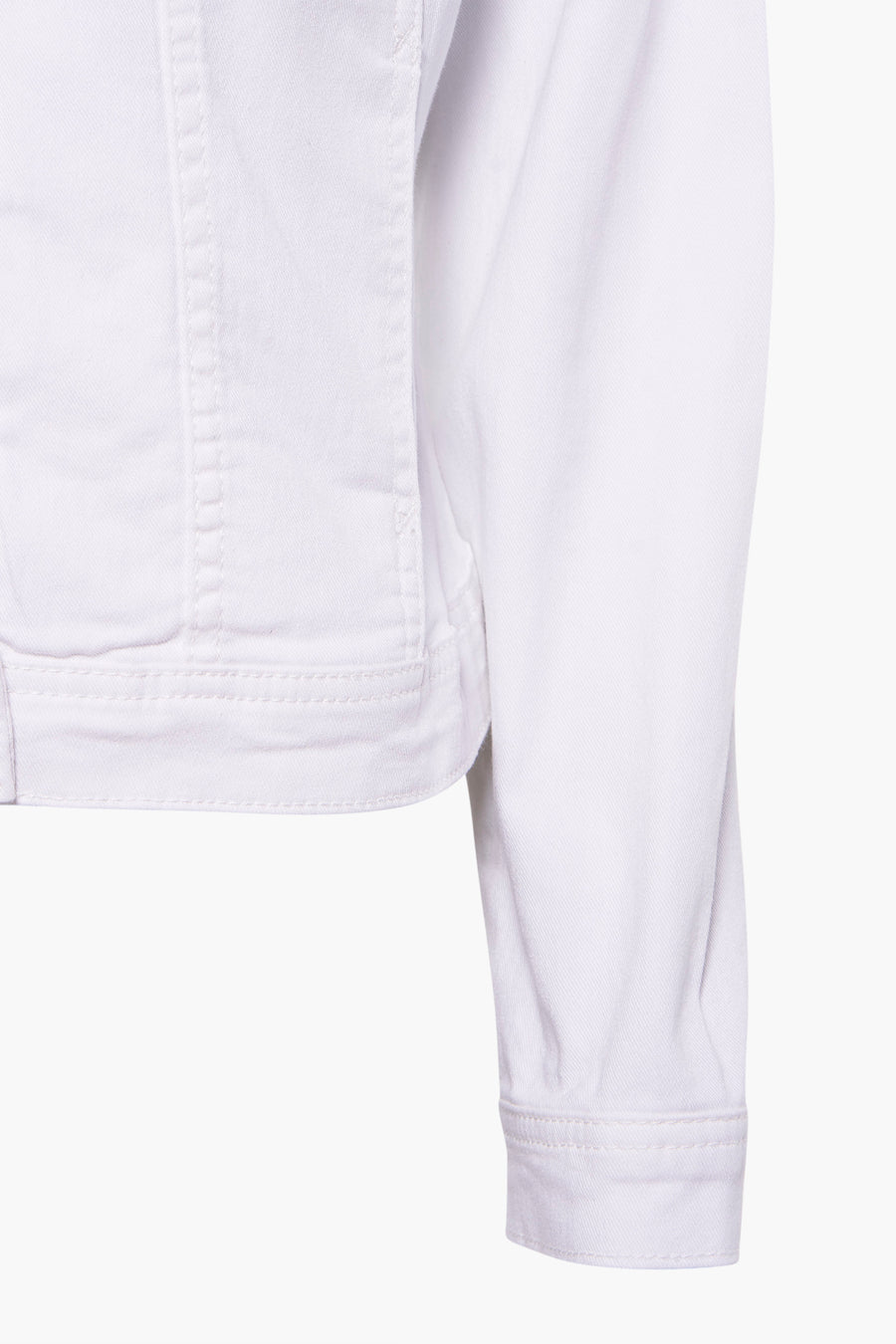 Veste en jean blanche de CARMAKOMA, détail de couture et poignet boutonné en denim.