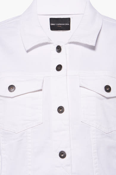 Veste en jean blanche de CARMAKOMA, avec col et poches à rabat boutonnées.