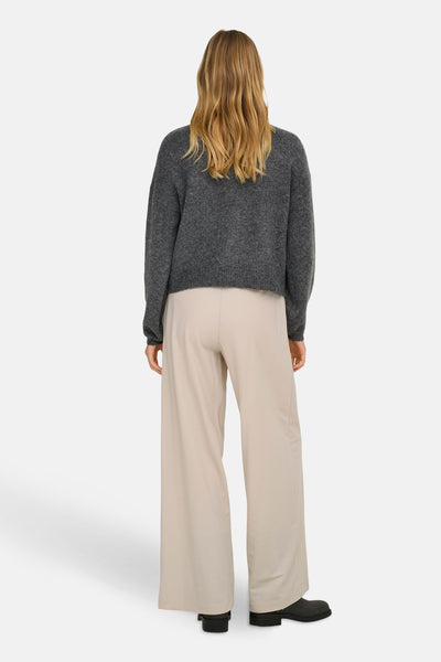 Cardigan gris de ONLY, porté avec un pantalon beige ample et des bottines noires.