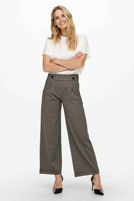 Pantalon gris à carreaux by JDY, coupe ample à taille haute, porté avec un t-shirt blanc et des escarpins noirs.

