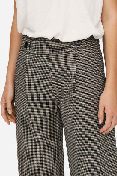Pantalon à carreaux gris par JDY, avec une taille haute et des plis marqués.