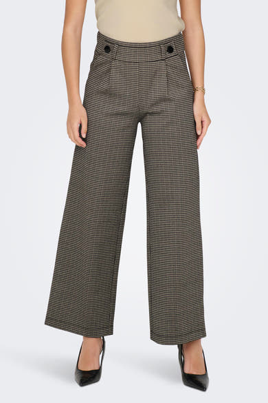 Pantalon gris à carreaux de JDY, coupe large avec deux boutons décoratifs à la taille et chaussures noires.
