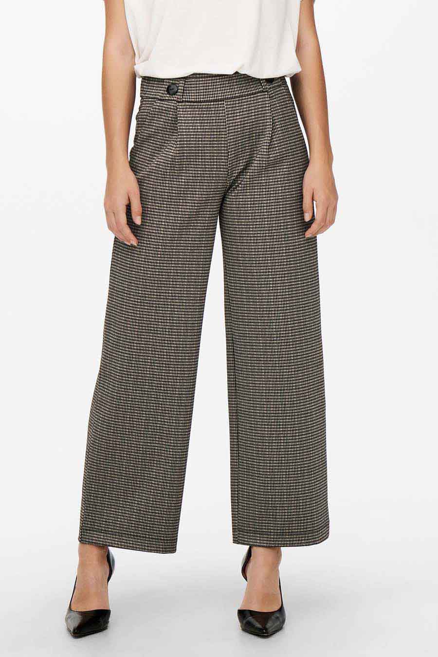 Pantalon gris à carreaux by JDY, avec une coupe ample et des chaussures noires.
