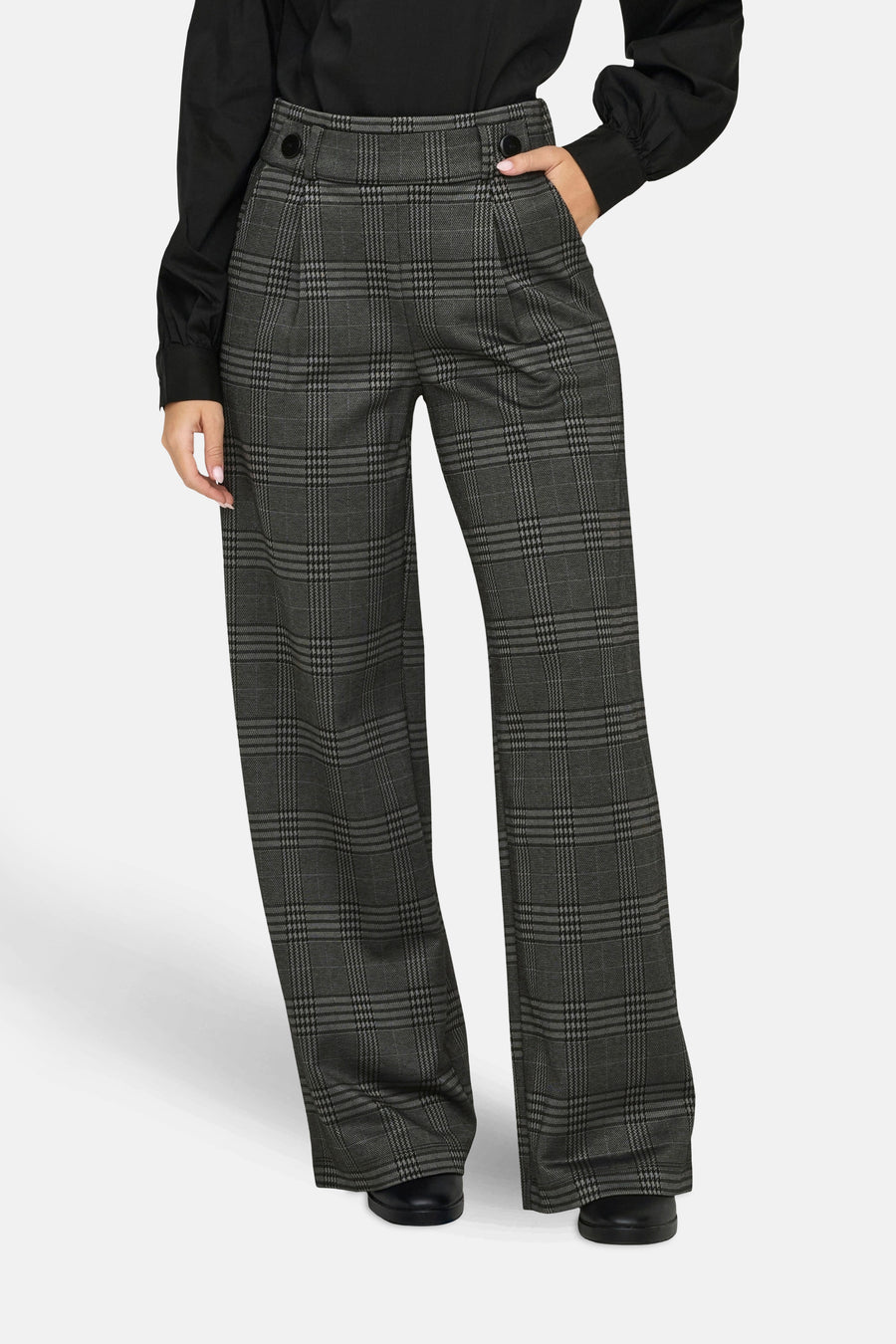 Grijze geruite broek van JDY, met een losse pasvorm en hoge taille, gedragen met een zwarte blouse.