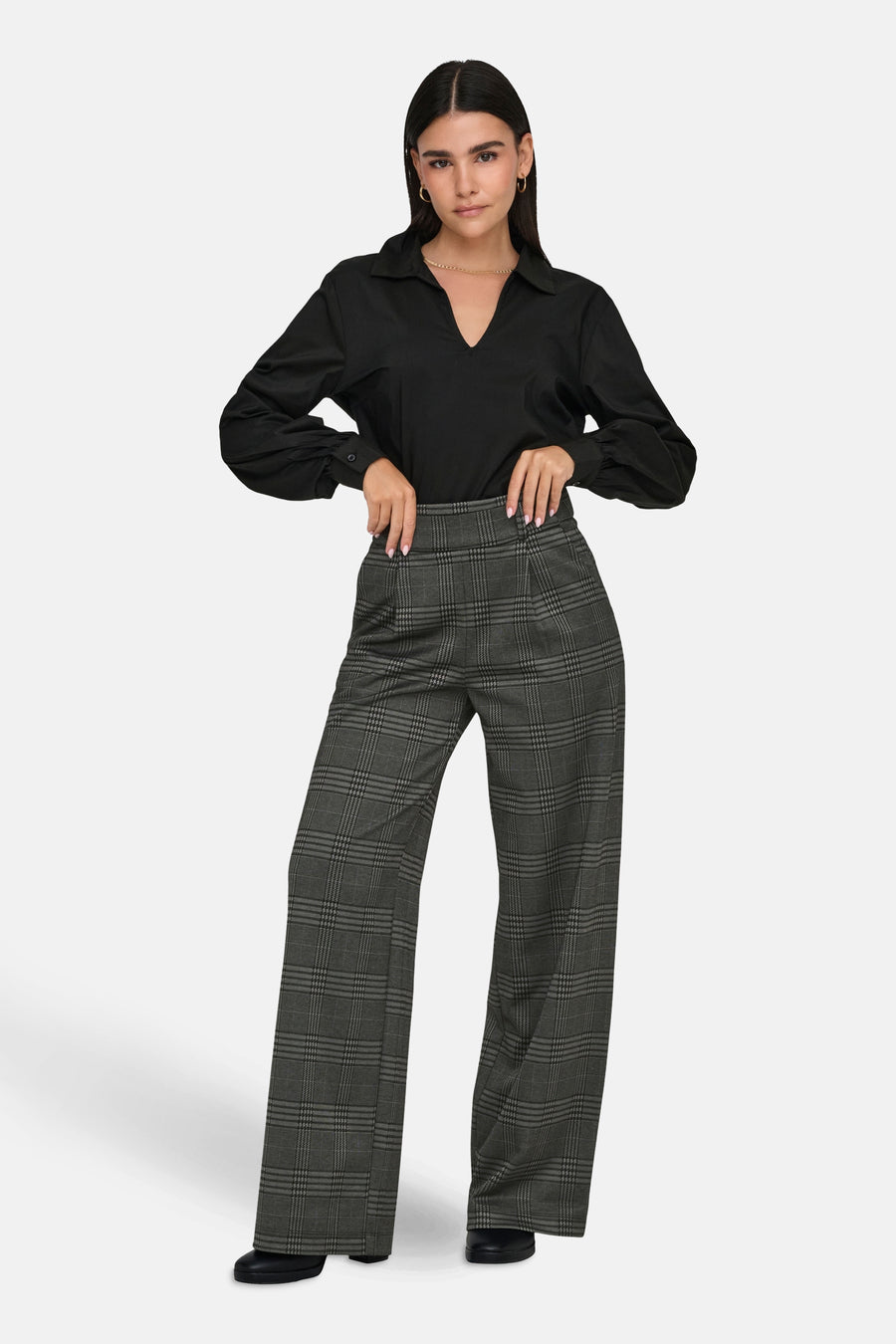 JDY grijze geruite broek, losse pasvorm met zakken, gedragen met een zwarte blouse.