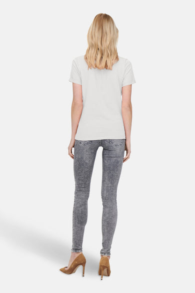 Wit T-shirt met korte mouwen van ONLY, gedragen met een lichtgrijze jeans en bruine pumps, achtergezicht.