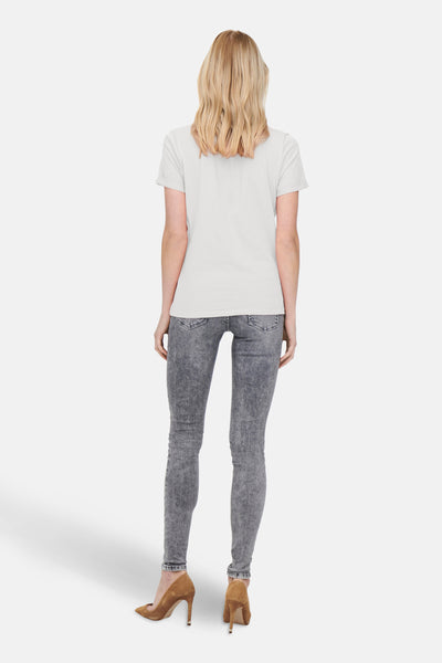 Wit T-shirt met korte mouwen van ONLY, gedragen met een lichtgrijze jeans en bruine pumps, achtergezicht.
