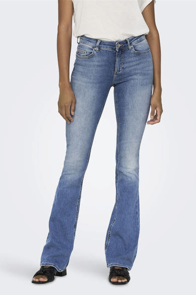 Wijd uitlopende jeans van lichtblauw denim van ONLY®, gedragen met zwarte sandalen.