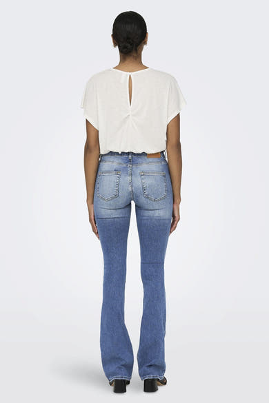 Jean évasé en denim bleu clair de ONLY, avec délavage sur le haut et ourlet sur chaussures à talons.
