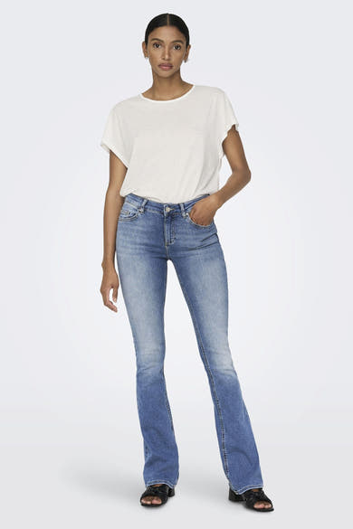 Lichtblauwe wijde jeans van ONLY, gedragen met een effen wit T-shirt en zwarte sandalen met hak.