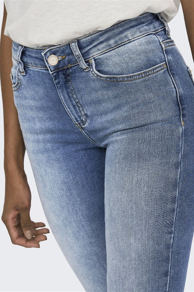 Wijd uitlopende jeans van lichtblauw denim van ONLY®, die de taille en het been accentueren, met een subtiele textuur.