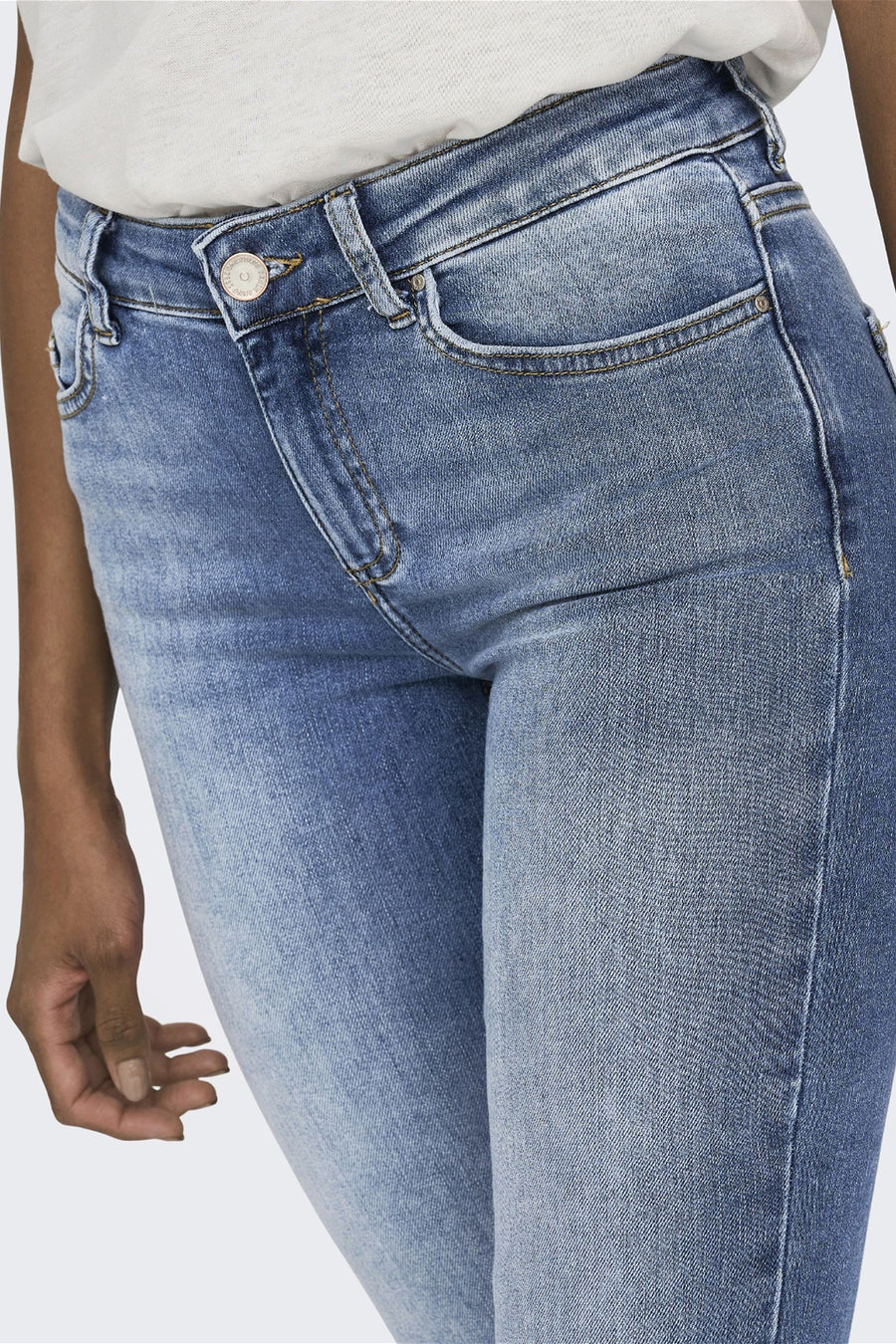 Wijd uitlopende jeans van lichtblauw denim van ONLY®, die de taille en het been accentueren, met een subtiele textuur.