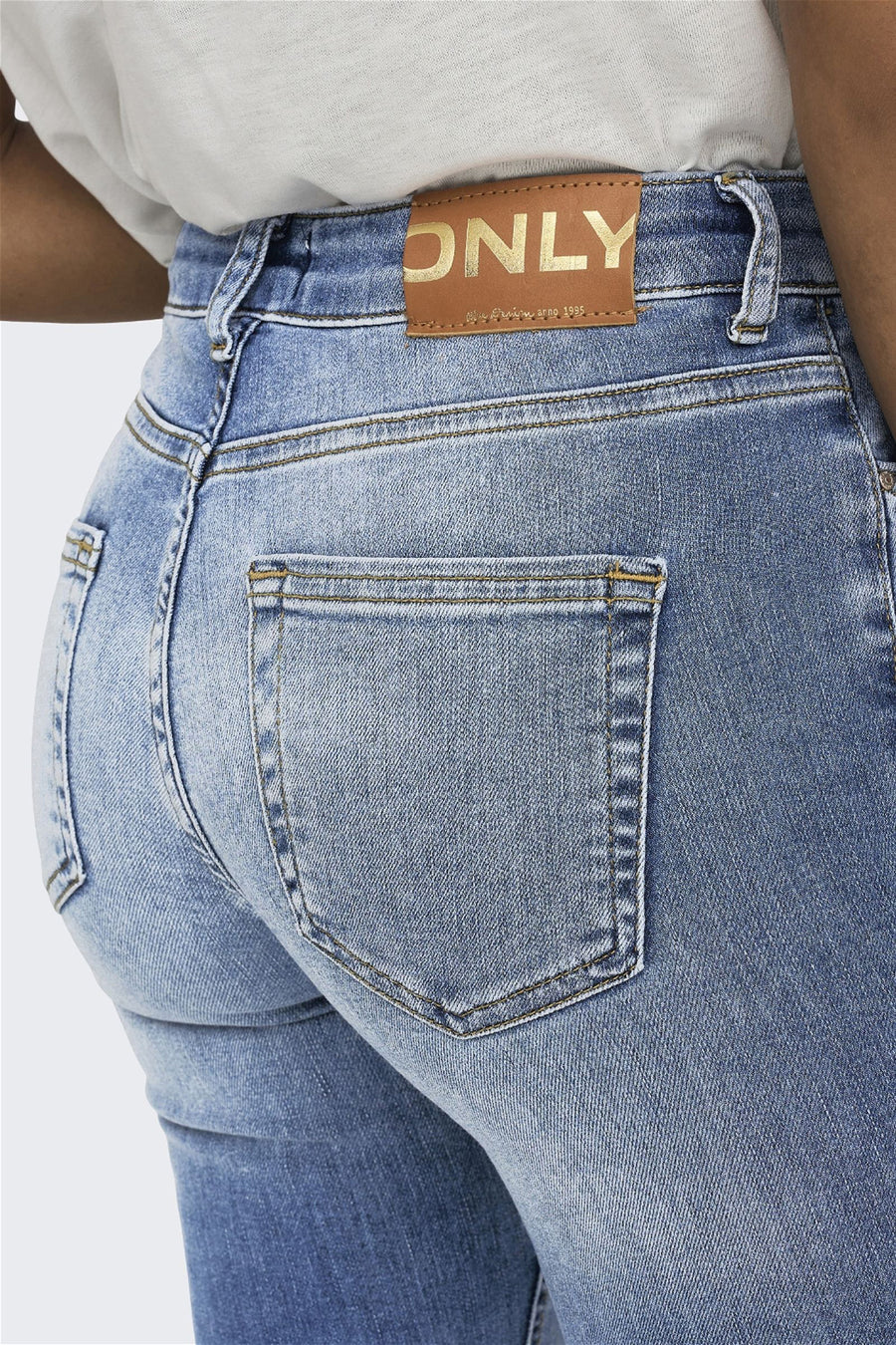 Lichtblauwe flared jeans van ONLY, met een vierkante achterzak en ceintuurdetail.