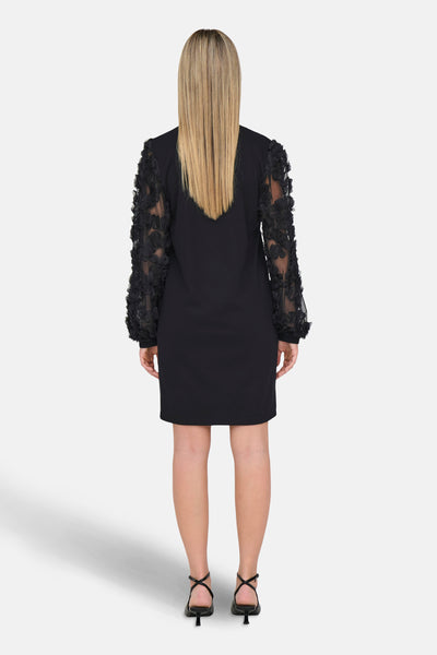 Robe noire à manches longues de JDY avec manches en tulle à motifs floraux, vue de dos.
