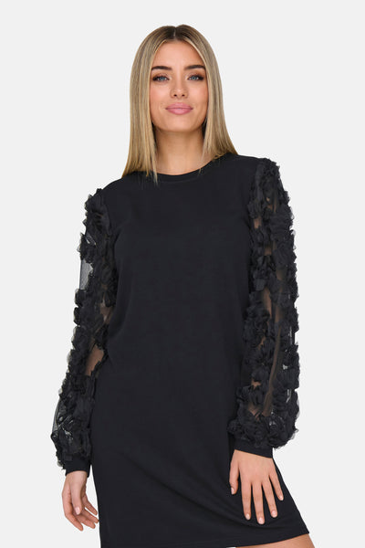 Robe noire à manches longues de JDY, avec des détails floraux en tulle sur les manches.