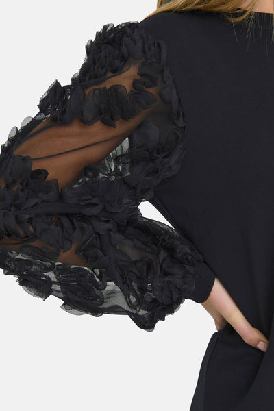 Robe noire à manches longues de JDY, avec manches bouffantes en tulle orné de volants.
