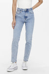Jean Only blauw, gedragen met een witte tanktop en witte Converse-schoenen.