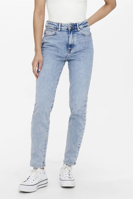 Jean Only blauw, gedragen met een witte tanktop en witte Converse-schoenen.