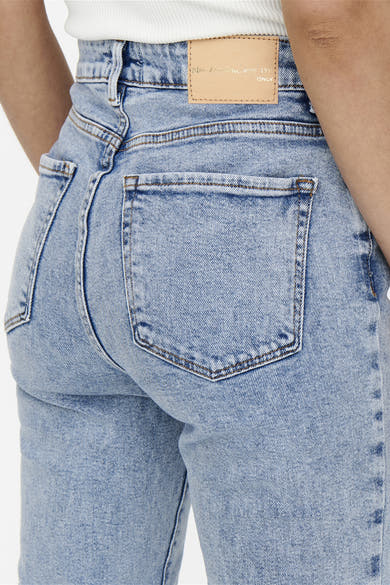 Jean mom en lichte blauwe denim van Only, met achterpockets en lederen logo-patch.