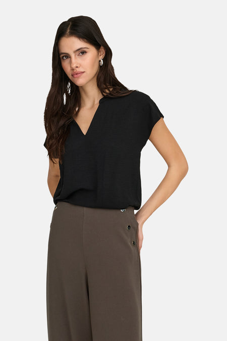 Zwarte blouse met korte mouwen van JDY, met een V-hals en een licht gekreukte textuur.