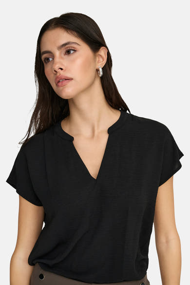 Blouse noire à manches courtes de JDY, avec un col en V, et texture subtile.