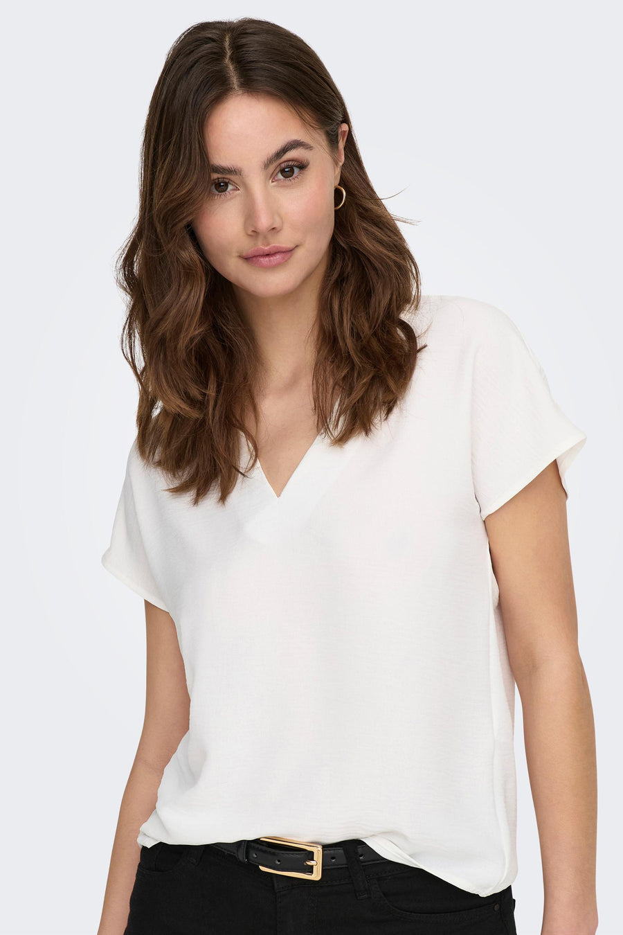Wit blouse met korte mouwen van JDY, gedragen met een zwarte riem met gouden gesp.