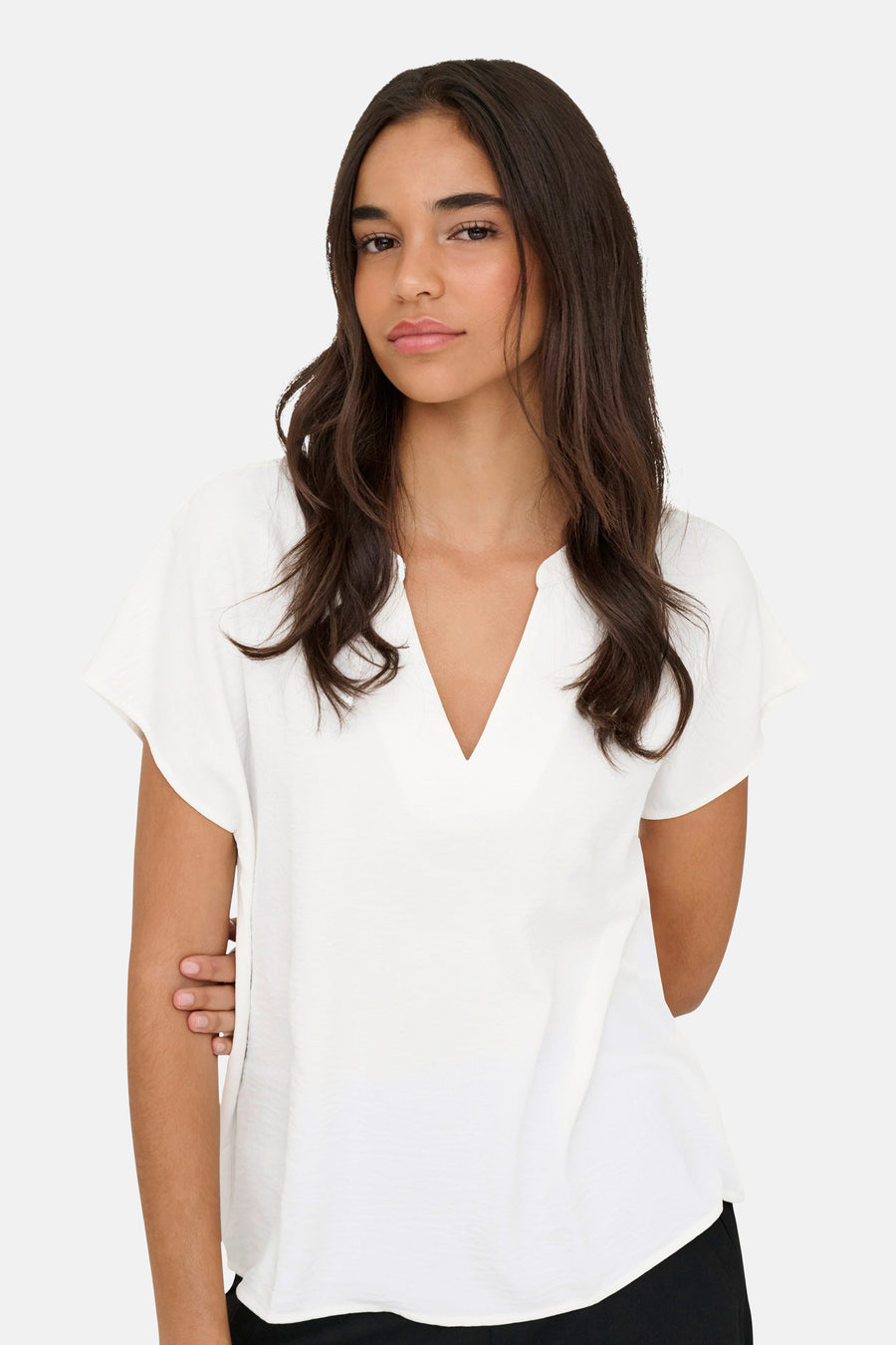 Wit blouse van JDY, met korte mouwen en V-hals, licht gestructureerd, gedragen door een model.