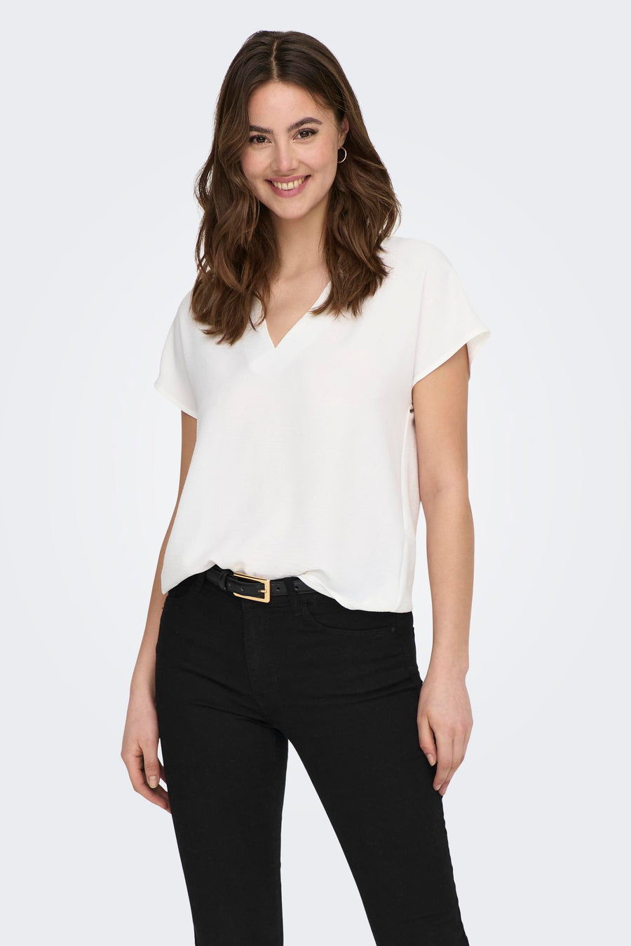 Wit blouse met korte mouwen van JDY, gedragen met een zwarte broek en een riem.