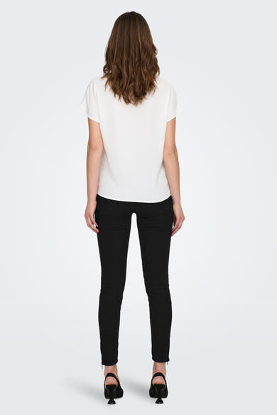 Wit blouse met korte mouwen van JDY, gedragen met een zwarte broek en hoge hakken.