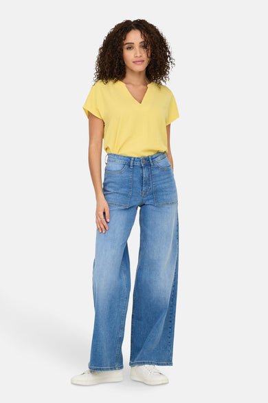 Gele blouse met korte mouwen van JDY, met V-hals, gedragen met een wijde jeans.