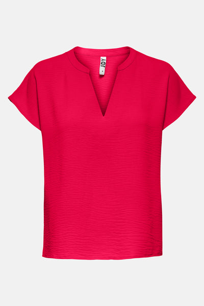 Rode JDY-shirt met korte mouwen, subt texture en V-kraag.