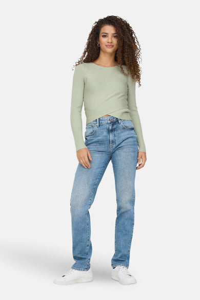 JDY-pull met een rond nek, gedragen met een blauwe broek en witte schoenen.