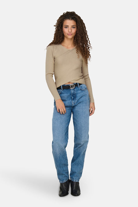 Beige ronde hals trui van JDY met geribbelde textuur, gedragen met een blauwe jeans en zwarte enkellaarsjes.