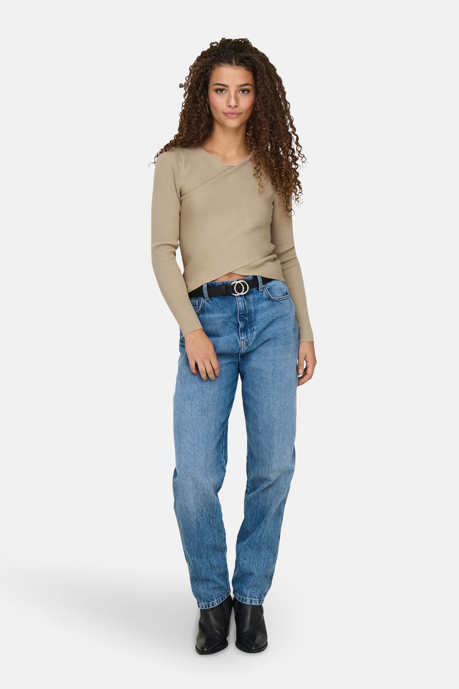 Beige ronde hals trui van JDY met geribbelde textuur, gedragen met een blauwe jeans en zwarte enkellaarsjes.