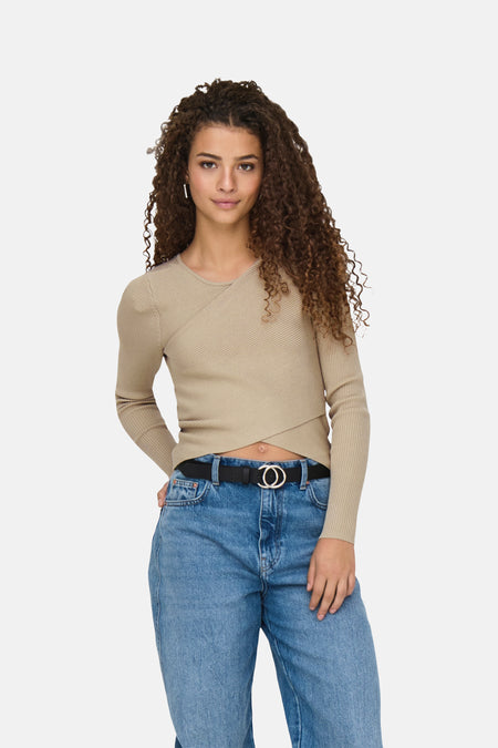 Beige ronde hals trui van JDY met gekruiste pasvorm, gedragen met een spijkerbroek en een zwarte riem.