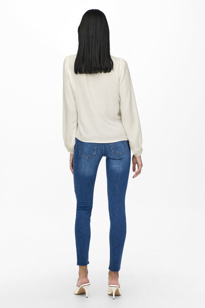 Wit overhemd met lange mouwen van JDY, achterkant, gedragen met een blauwe jeans en witte pumps.