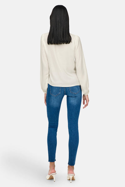 Wit overhemd met lange mouwen van JDY, gedragen met een blauwe jeans en witte muiltjes, achtergezicht.