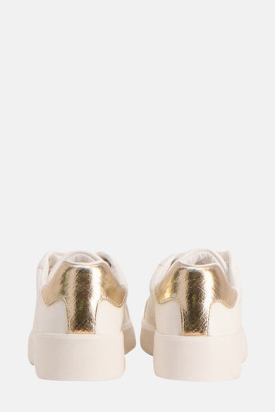Baskets blanches ONLY avec empiècements dorés à effet serpent, vue arrière.
