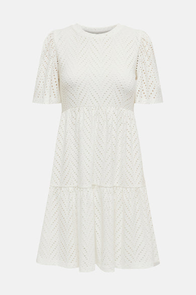 Robe blanche ajourée de JDY, avec manches courtes bouffantes et motif à chevrons.