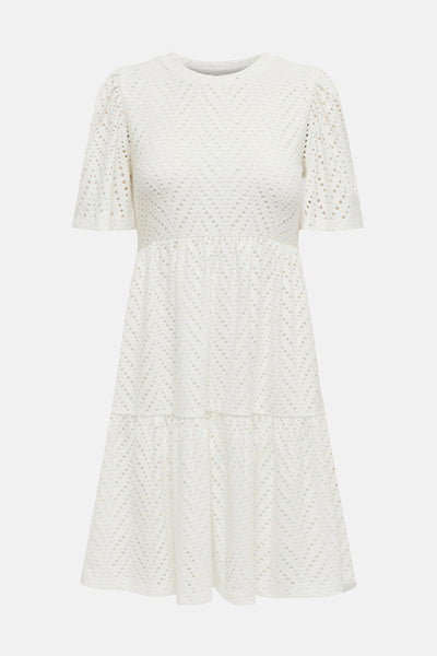 Robe blanche ajourée de JDY, avec manches courtes bouffantes et motif à chevrons.