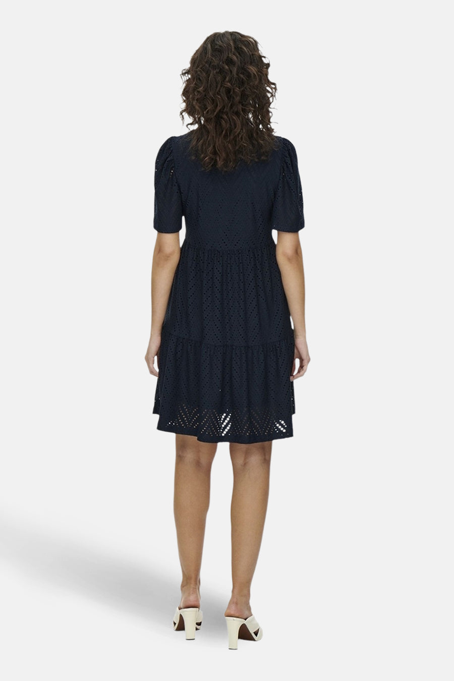 Robe blanche à manches courtes de JDY avec détails ajourés et ourlet à volants, vue de dos.